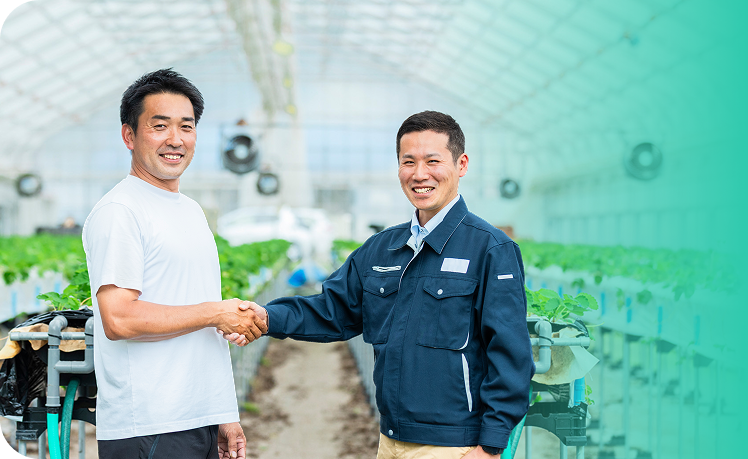 握手する農業従事者と施工業者